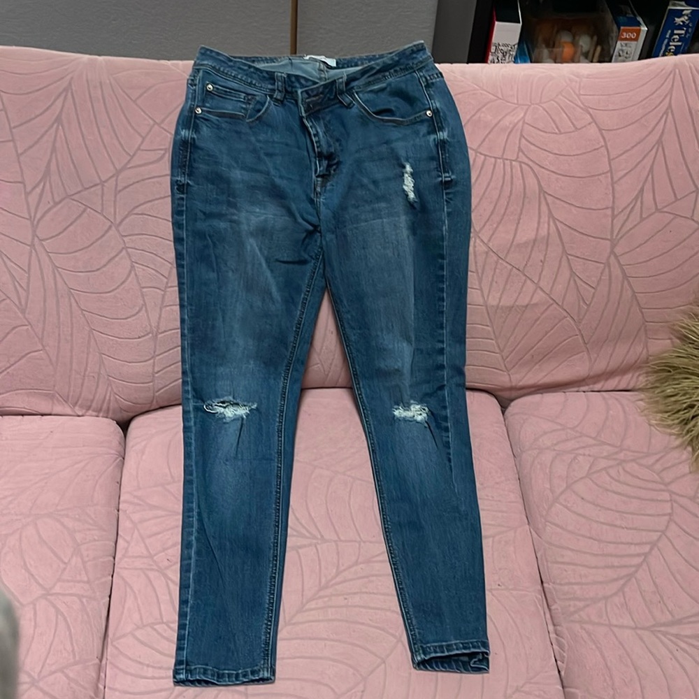 Small Kenzie skinny jeans with small knee rips
